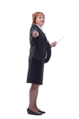 Tablet tutan yaşlı kadının profil görünümü ve tatmin olmuş bir yüzle ekrana bakışı