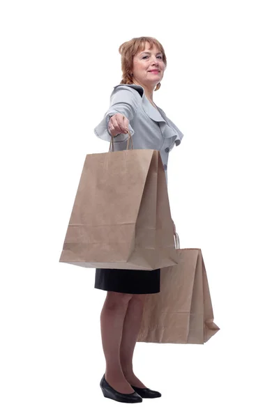 Beyaz arka planda alışveriş torbaları olan mutlu bir son sınıf kadını. — Stok fotoğraf