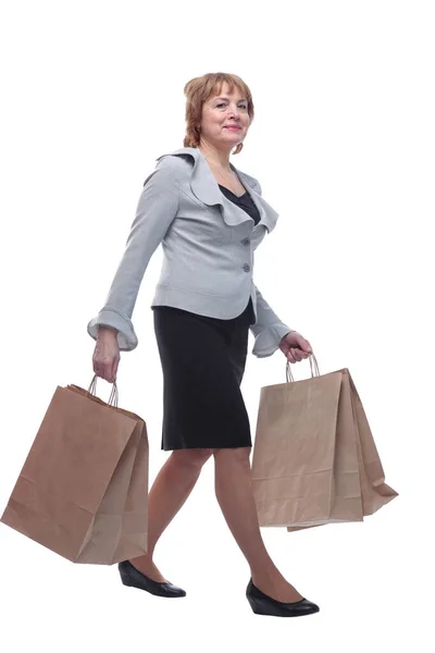 ショッピングバッグで歩くシニア女性の完全な長さの肖像画 — ストック写真