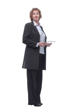 Yaşlı, gülümseyen iş kadını, elinde tablet tutarak kitap okuyor. Beyaz arkaplan üzerinde izole edilmiş