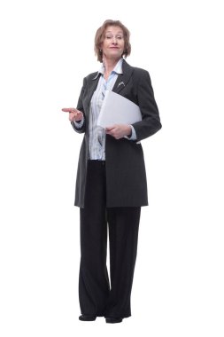 Siyah ceketli, orta yaşlı, güzel bir iş kadını elinde bir belge tutuyor.