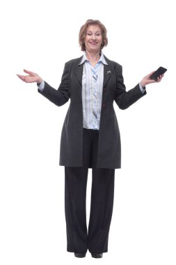 Kameraya gülümseyen akıllı telefonlu mutlu son sınıf kadınının ön görüntüsü.