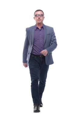 Kameranın önünde yürüyen mutlu iş adamı.