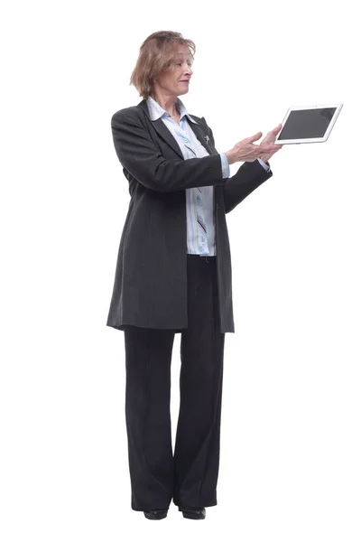 Portrait de femme âgée avec ordinateur tablette, isolé sur blanc — Photo