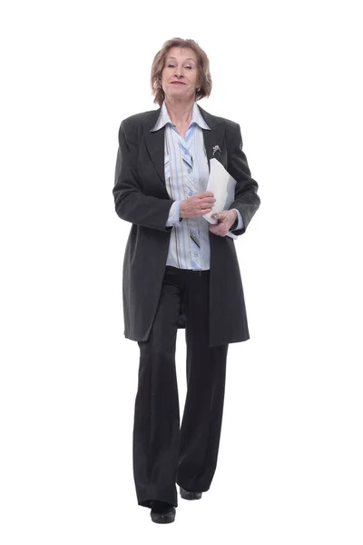 Senior affärskvinna på gång och innehav dokument — Stockfoto