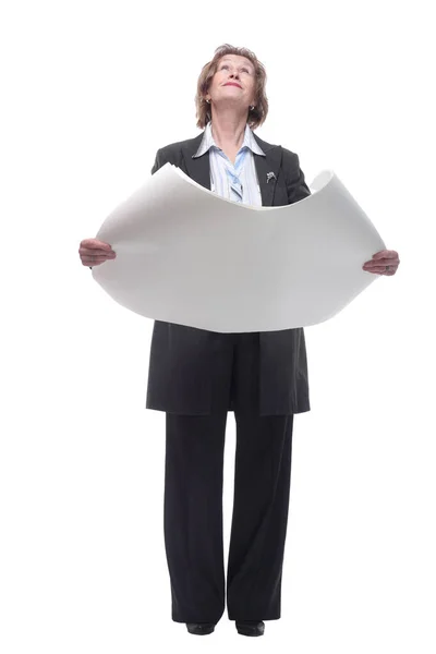 Pleine longueur d'une femme architecte senior debout avec des plans ouverts isolés sur fond blanc — Photo