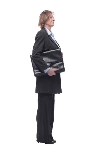 Souriant femme d'affaires mature marchant de côté avec mallette — Photo