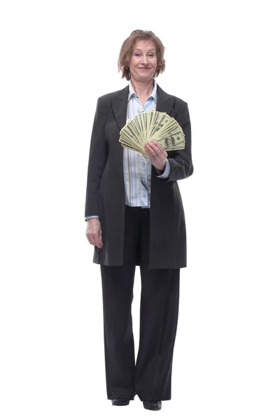 Μπροστά όψη της ηλικιωμένης μελαχρινής επιχειρηματία με μαύρο κοστούμι κρατώντας χρήματα — Φωτογραφία Αρχείου