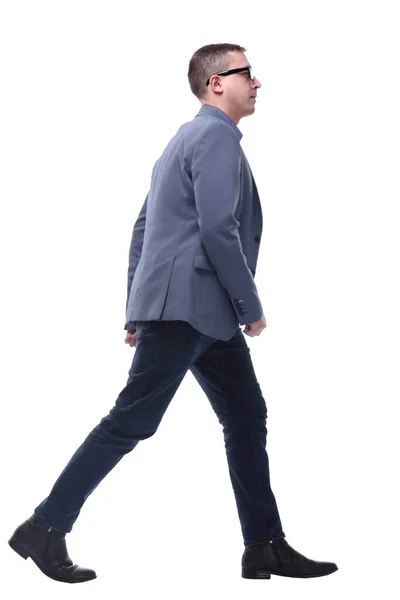 Imagen de un joven hombre de negocios caminando hacia adelante - vista lateral —  Fotos de Stock