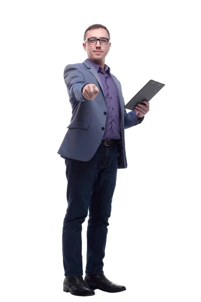 Hombre de negocios sonriente sosteniendo el portapapeles y apuntando a la cámara aislada sobre un fondo blanco — Foto de Stock