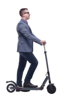 Beyaz arka plan üzerinde elektrik kullanan ve kullanan genç bir adamın yan görünümü