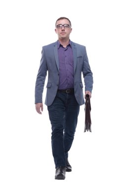 Çantayla yürüyen kendinden emin bir işadamı.