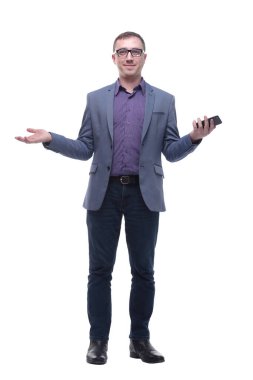 Beyaz arka planda akıllı telefonunu kullanan yakışıklı bir genç.