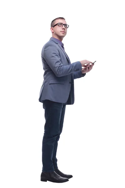 Портрет удивленного бизнесмена, смотрящего в камеру и держащего в руках мобильный телефон — стоковое фото