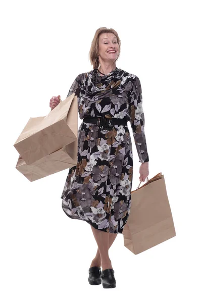 Πλήρης απομονωμένη προσωπογραφία μιας ηλικιωμένης γυναίκας με τσάντες για ψώνια χαρούμενη χαμογελαστή — Φωτογραφία Αρχείου