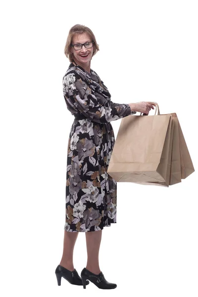 Schöne alte Frau mit Einkaufstaschen auf weißem Hintergrund — Stockfoto