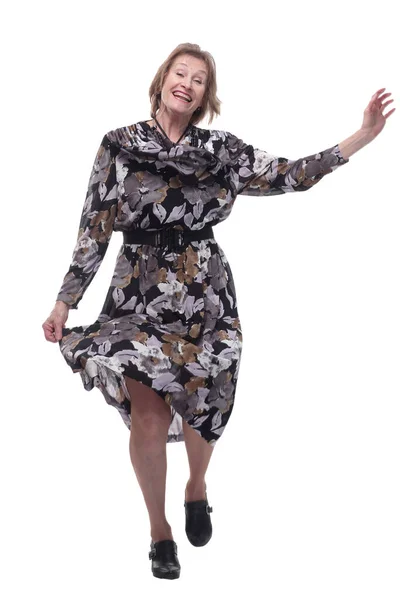 Щаслива старша жінка в сукні танцює з піднятими руками — стокове фото