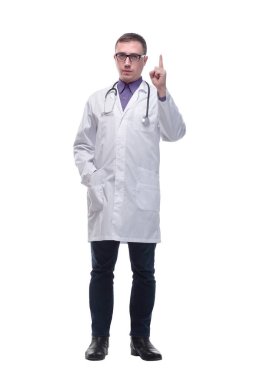 Laboratuvar önlüklü, güler yüzlü doktor kameraya bakıyor.