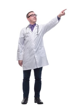 Beyaz önlüklü genç doktor ve yüzünde gülümseme olan steteskop.