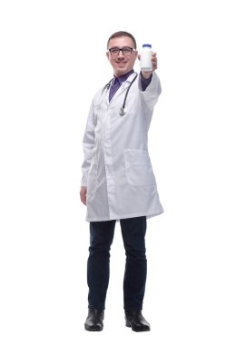 Üniformalı, steteskop ile kameraya haplı, kendinden emin bir erkek doktorun portresi.