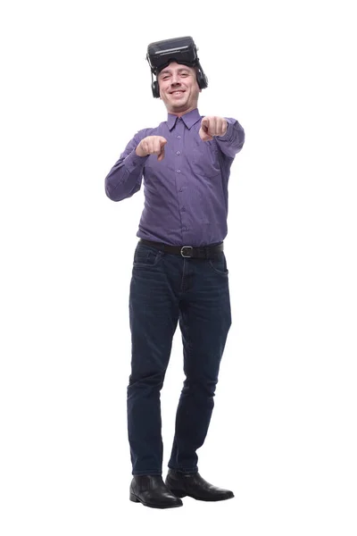 Egy fiatal férfi VR szemüveget visel, mosolyog és felemeli a kezét. — Stock Fotó