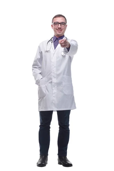 Jistý usměvavý lékař s laboratorním pláštěm ukazuje na fotoaparát — Stock fotografie