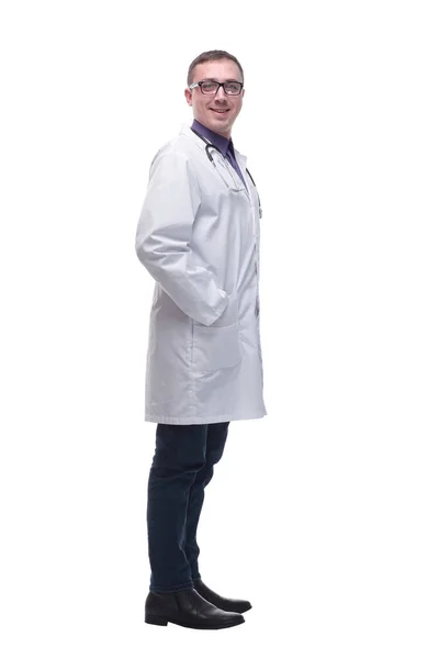 Boční pohled plné délky sebevědomý lékař v uniformě při pohledu do kamery — Stock fotografie