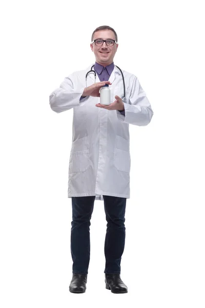 Porträtt av en leende manlig läkare som bär glasögon och håller i en flaska piller — Stockfoto