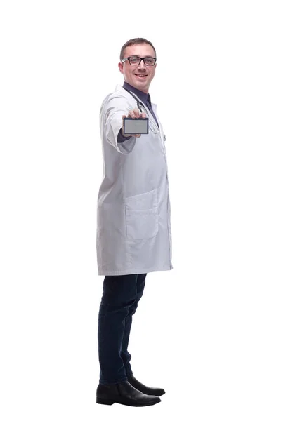 Веселий зрілий лікар показує свою візитку і посміхається — стокове фото