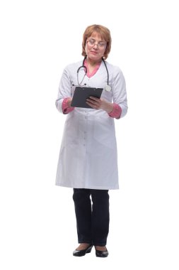 Mutlu gülümseyen kadın doktor, elinde steteskopla panoya yazı yazıyor.