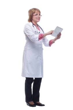 Tablet bilgisayar kullanan laboratuvar önlüklü ve gözlüklü mutlu doktor.