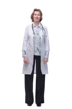 Steteskoplu ve pozitif tavırlı gülümseyen bir tıp çalışanı.