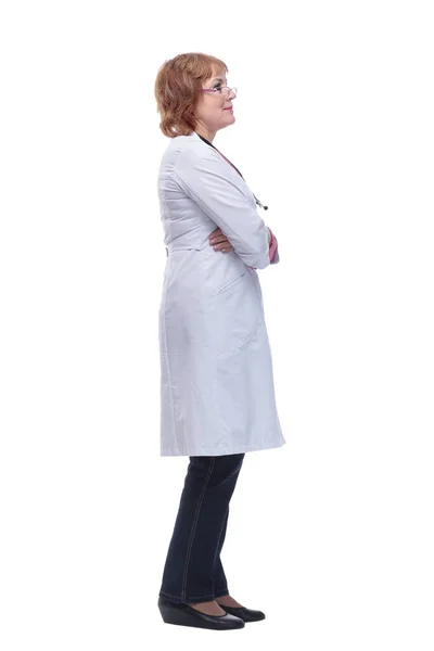 Πλευρική άποψη του χαμογελαστού γιατρού γυναίκα με στηθοσκόπιο — Φωτογραφία Αρχείου