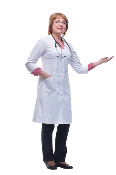 Mulher médica alegre fazendo um gesto de boas-vindas levantando os braços sobre a cabeça — Fotografia de Stock