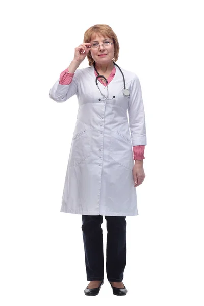 Retrato de una doctora con estetoscopio y uniforme, apuntando hacia arriba — Foto de Stock
