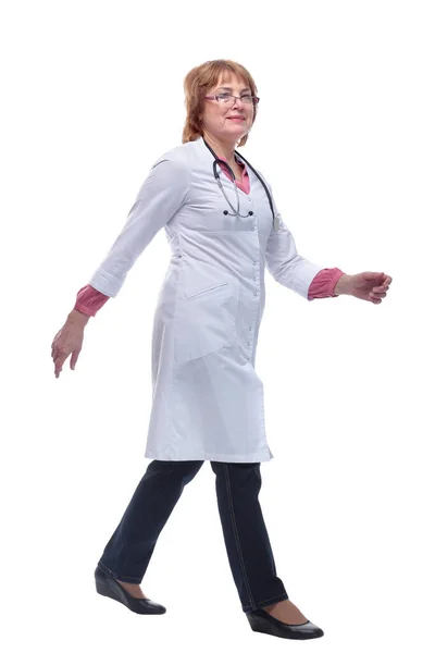 Ženský doktor kráčí k fotoaparátu s úsměvem — Stock fotografie