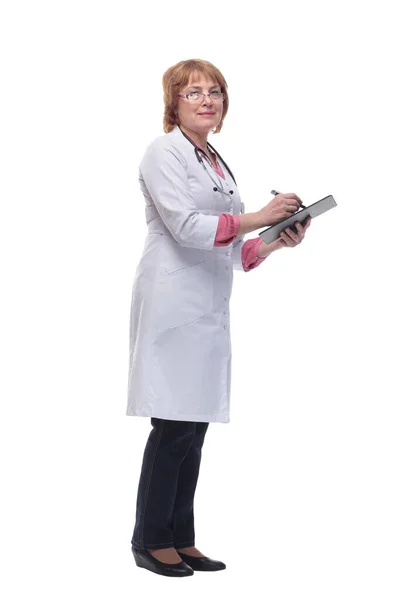 Женщина-врач заполняет медицинскую форму на планшете — стоковое фото