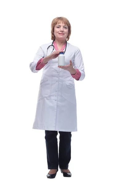 Žena lékař žena v lékařských šatech drží léky tablety a dívá se do kamery — Stock fotografie