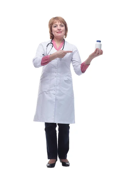 Mulher médica mulher em vestido médico ponto mão em comprimidos de medicação, pílulas de aspirina em garrafa isolada em fundo branco — Fotografia de Stock