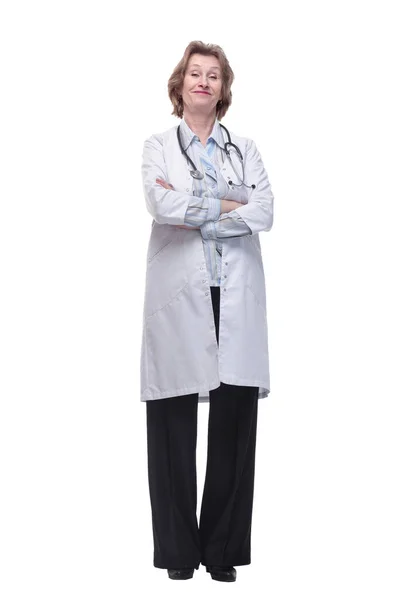 Matire Ärztin zeigt auf Kamera isoliert auf weißem Hintergrund — Stockfoto