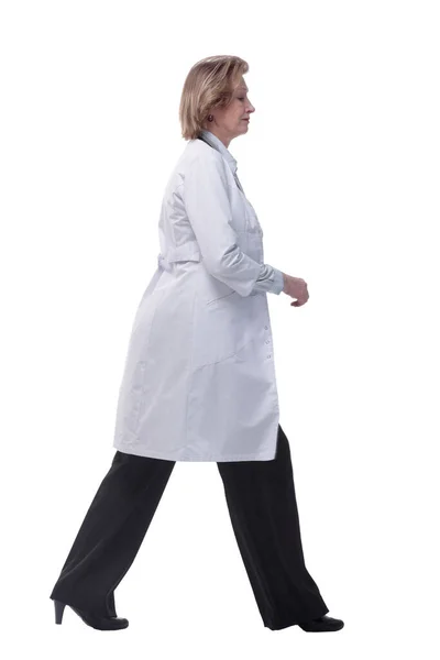 Visão lateral de ocupado médico mulher indo para os lados — Fotografia de Stock