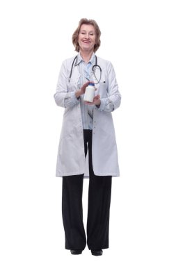 Kendine güvenen doktor elinde bir hap şişesi tutuyor ve ağrı kesicinin özelliklerini tanıtıyor..