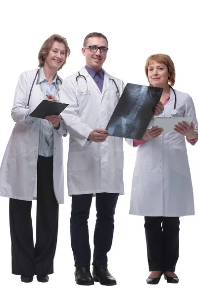 Medical team discussing diagnosis of x-ray image — Stock Photo, Image