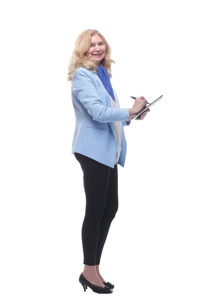 Mujer sonriente apuntando a un espacio en blanco en el portapapeles . — Foto de Stock