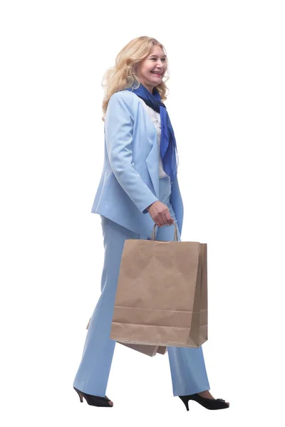 Vista lateral. mulher feliz com sacos de compras andando para casa. — Fotografia de Stock