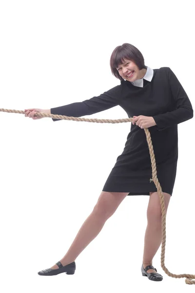 Бизнес-конкуренция. Молодая деловая женщина тянет за веревку. — стоковое фото