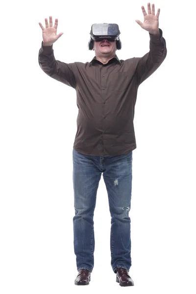 En pleno crecimiento. hombre casual en gafas de realidad virtual. — Foto de Stock