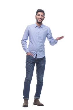 Tam gelişim. Kot pantolonlu çekici genç adam..