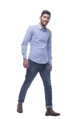 Kot pantolonlu kendinden emin genç bir adam ileri doğru yürüyor..