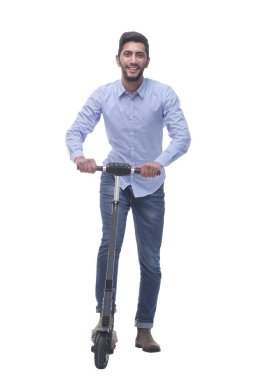 Tam gelişim. Elektrikli scooter 'ı olan mutlu genç adam.